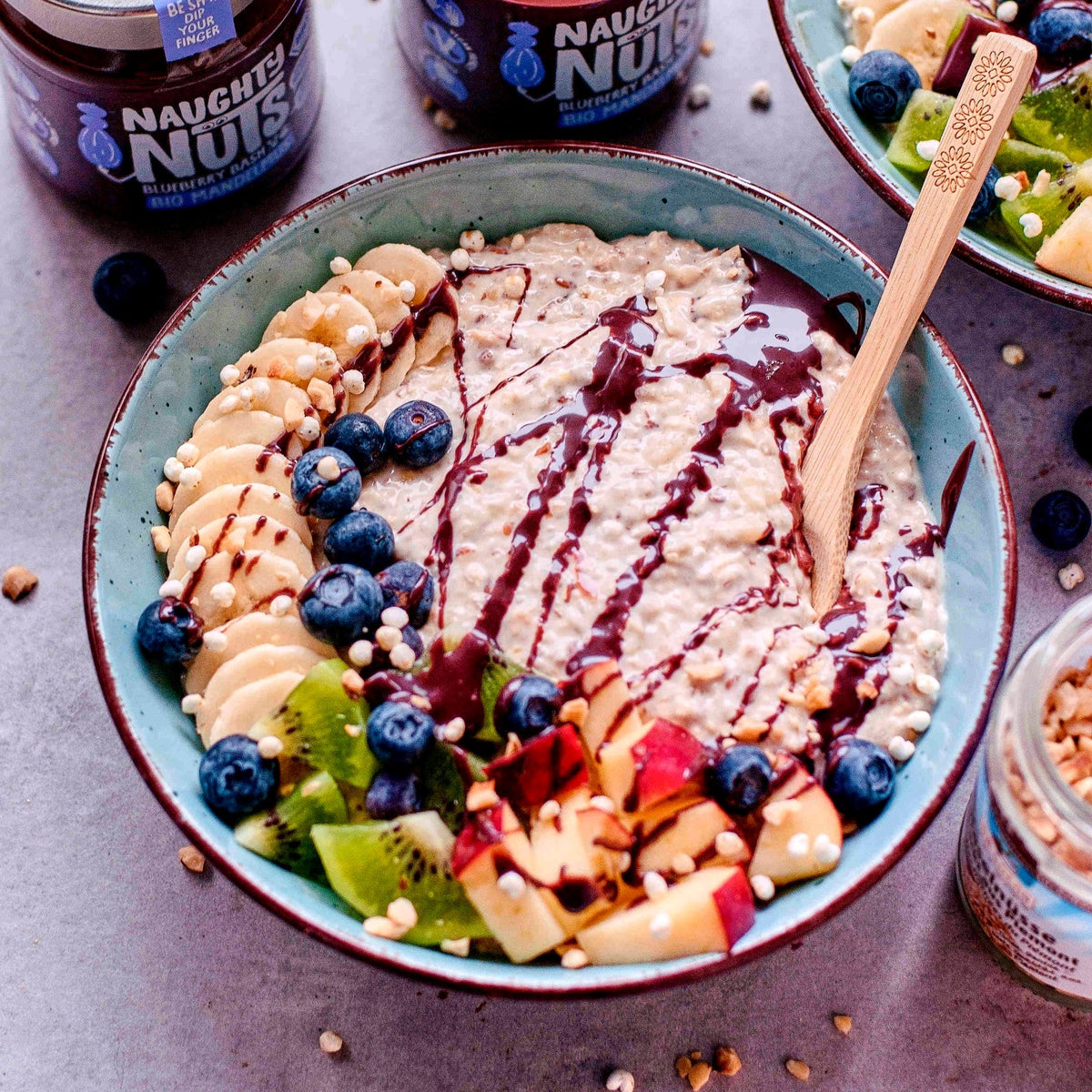 Birchermüsli mit Naughty Nuts Mandelmus Blueberry Bash
