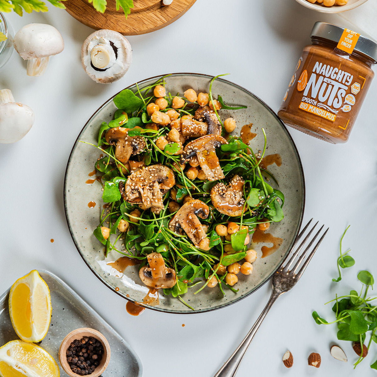 veganer, winterlicher Feldsalat mit gebratenen Champignons, Kichererbsen und Naughty Nuts Mandelmus