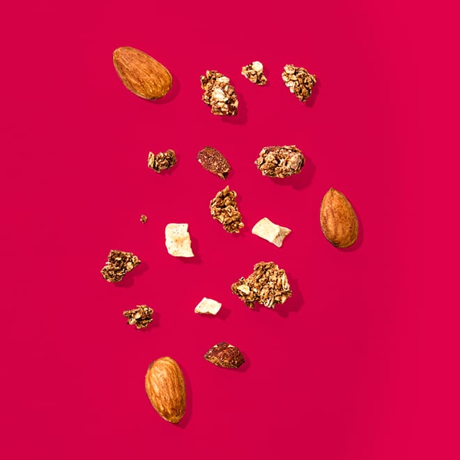 Bio Mandel Granola Apple Cinnamon Zutaten auf rotem Hintergrund