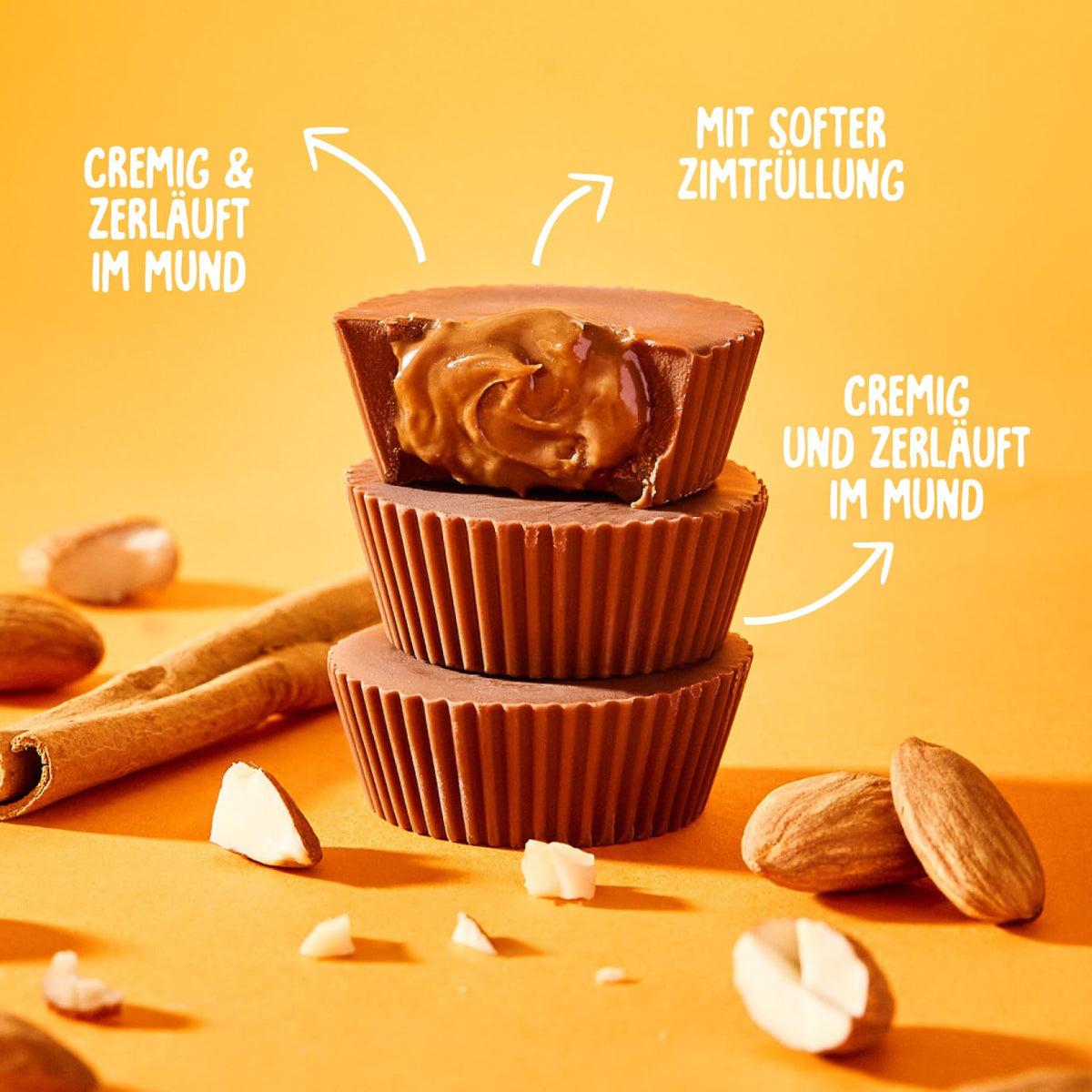 Bio Almondbutter Cups Cinnamon Roll mit Zimtfüllung und Mandeln auf orangefarbenem Hintergrund