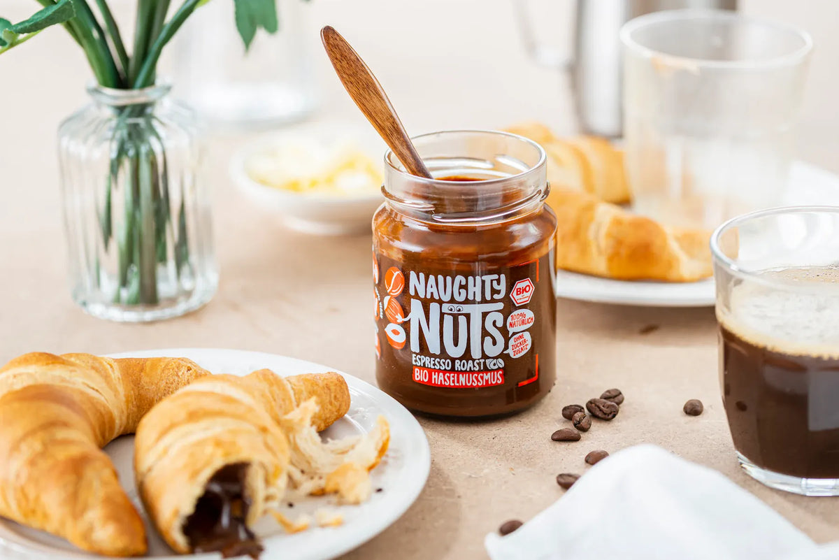 Naughty Nuts Espresso Roast Bio Haselnussmus mit Croissants und Kaffee